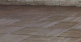 Бетонная брусчатка двора в Урае в октябре