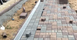 Профессиональная укладка плитки на улице в Урае в октябре