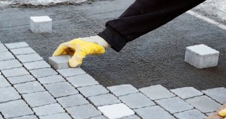 Монтаж тротуарной плитки на даче в Урае в октябре