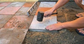 Укладка тротуарной плитки на основание в Урае в октябре