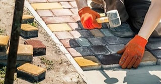 Укладка брусчатки «старый город» три цвета в Урае в октябре