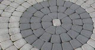 Профессиональная укладка клинкерной брусчатки в Урае в октябре